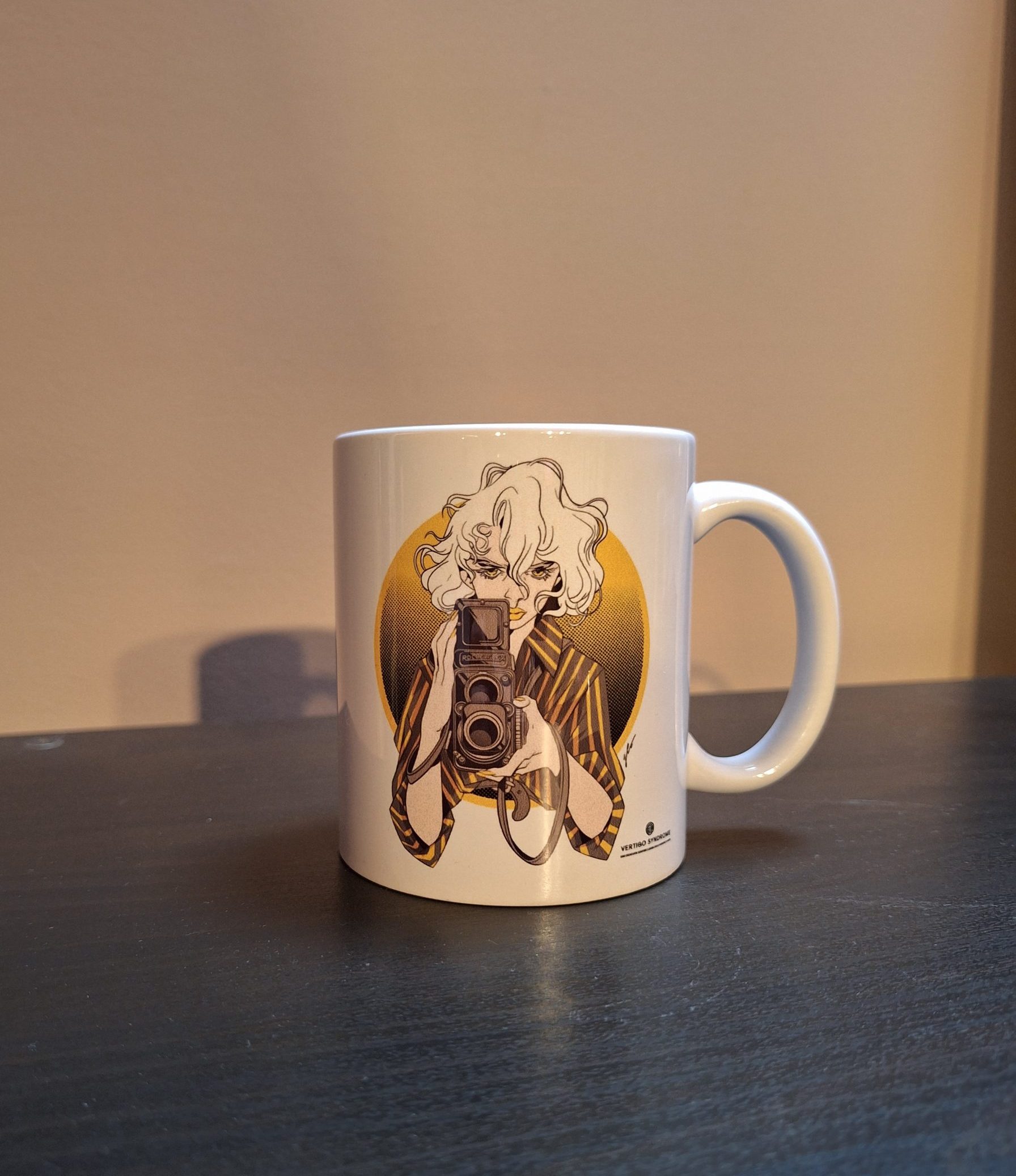 Tazza "Never underestimate a girl with a camera", Gloria Pizzilli