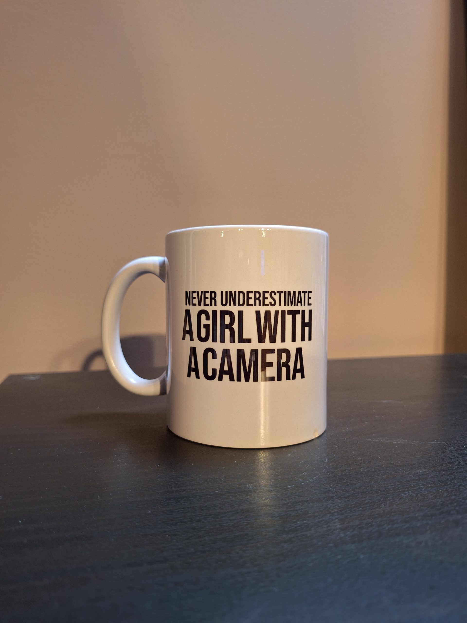 Tazza "Never underestimate a girl with a camera", Gloria Pizzilli - immagine 2