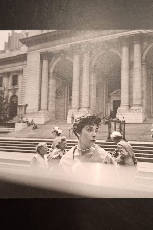 Cartolina Vivian Maier, Biblioteca pubblica di New York, circa 1954