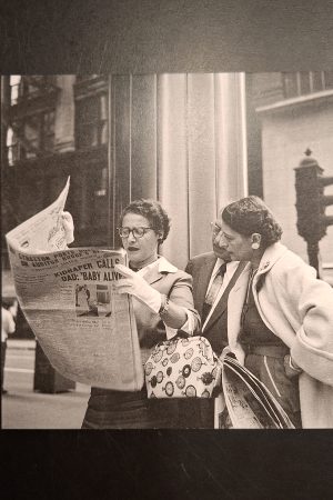 Cartolina Vivian Maier, Chicago, signore col giornale