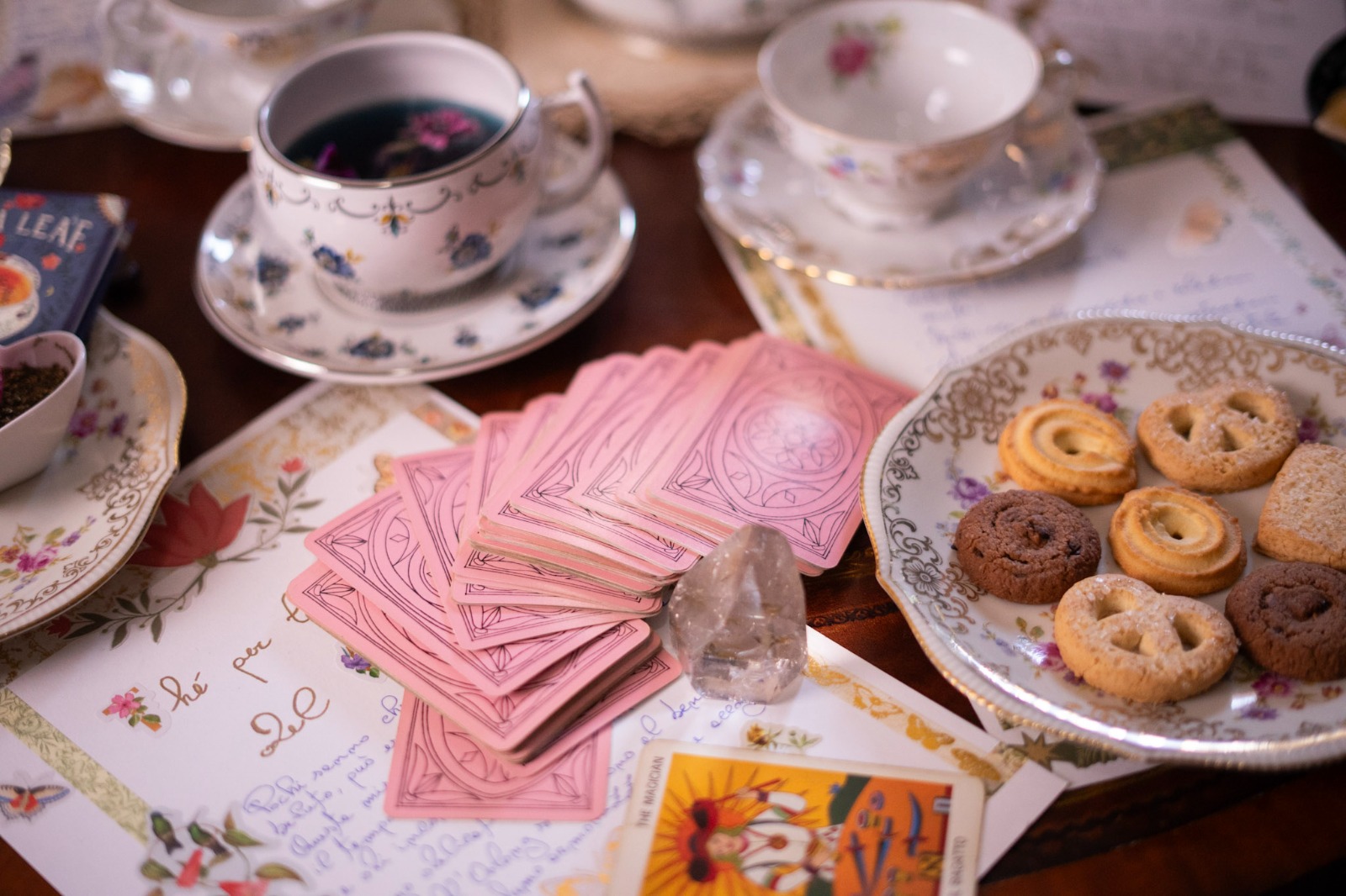 TÈ STREGATO – RITI, PRESAGI E SORTILEGI TRA LE FOGLIE DI TÈ